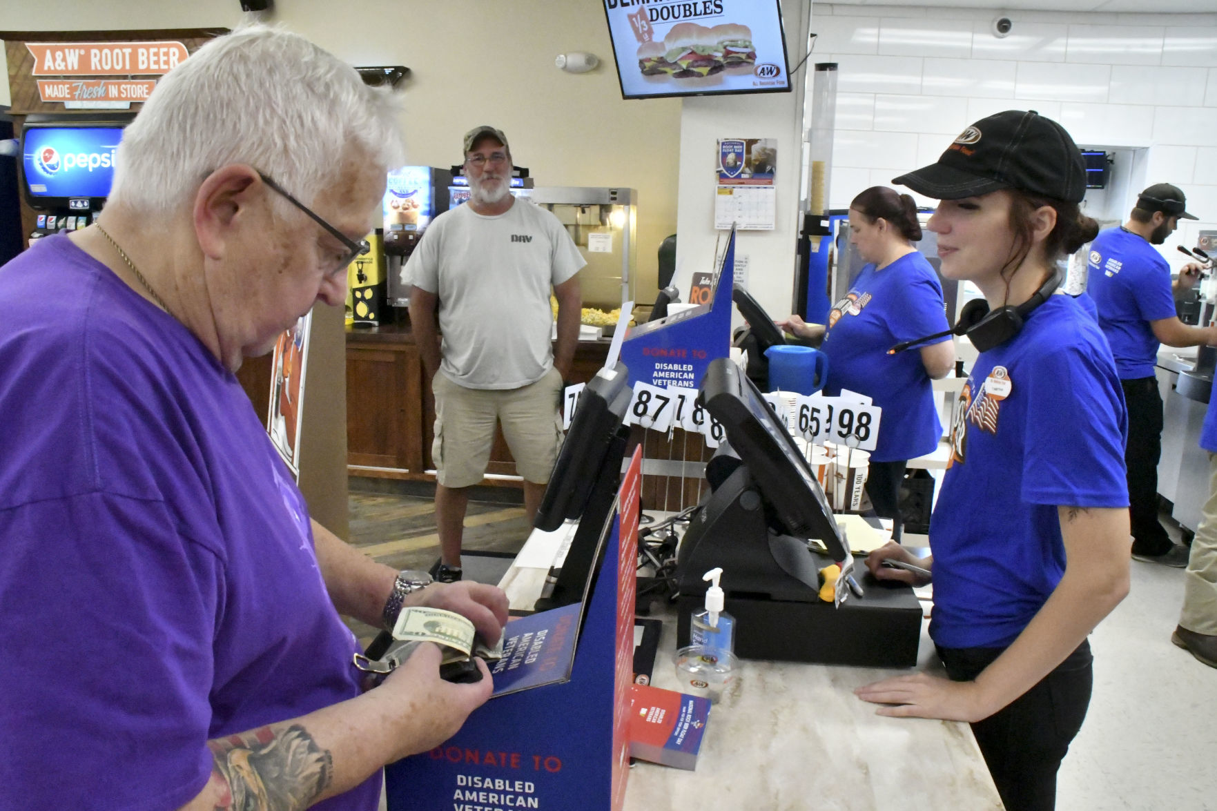 Free rootbeer floats raise money for veterans